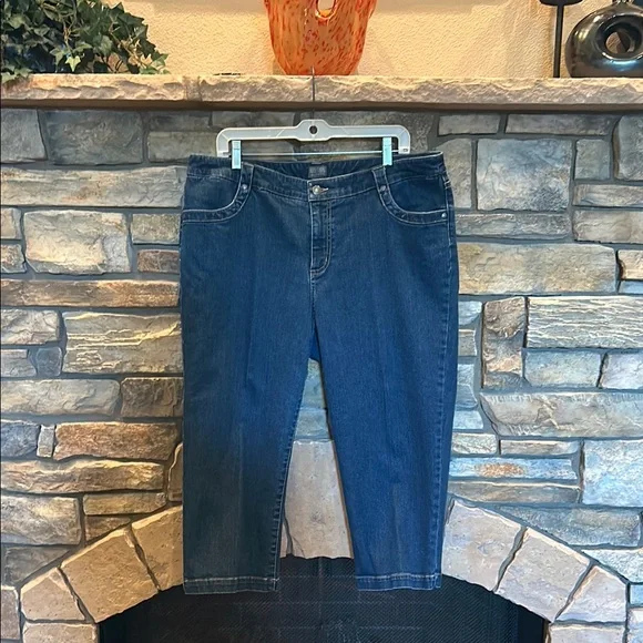 EUC CHICO’S Classic Blue Denim Capri Jeans. Size 16 = Chico’s 3. - Picture 1 of 6